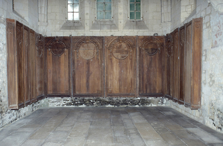 Vue d'ensemble des 12 panneaux de lambris de hauteur, en chêne, datant de la 2e moitié du 18e siècle et situés dans la chapelle. - © Inventaire général, ADAGP