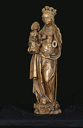 Vue d'ensemble, de face, de la statue de la Vierge à l'Enfant, en bois, datant du 15e siècle.