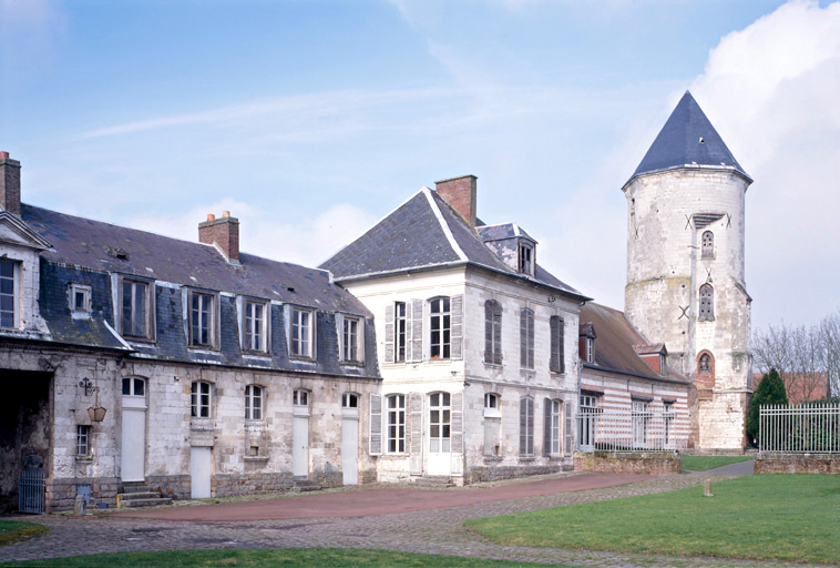 Bâtiments ouest : façade sur cour.