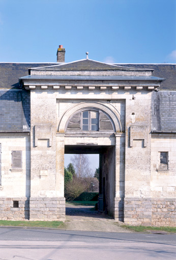 Elévation ouest du portail d'entrée.