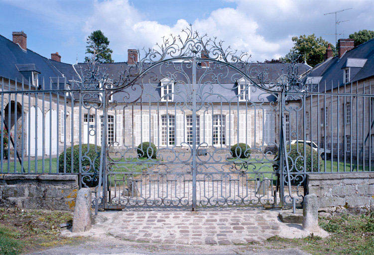 Vue des grilles en fer forgé.