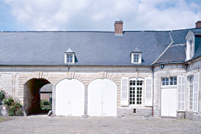 Vue de l'aile nord (écuries) et de l'entrée nord du corps de logis.