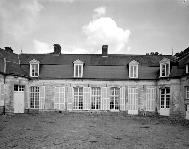 Aile est du château : vue de l'élévation occidentale du corps de logis.