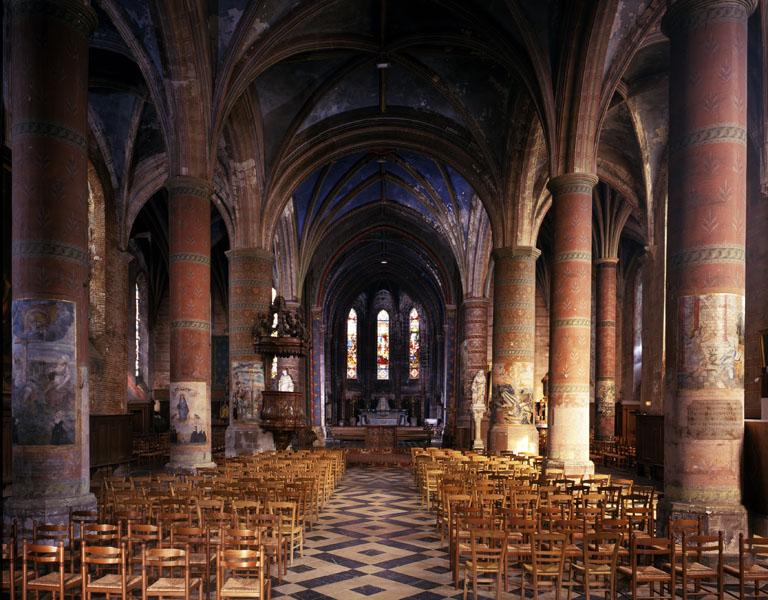 Vue intérieure de l'église, prise depuis l'entrée vers le choeur.