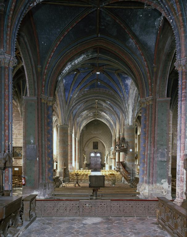 Vue intérieure de l'église, prise depuis le choeur vers l'entrée.