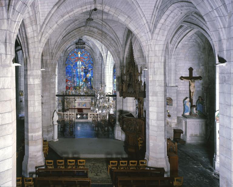 Vue de la nef depuis le choeur.