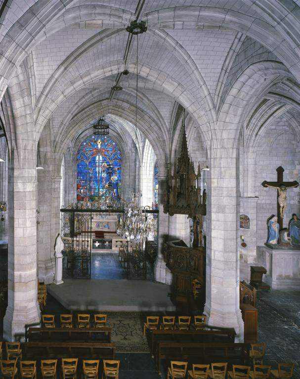 Vue de la nef et du choeur, depuis la tribune d'orgue.