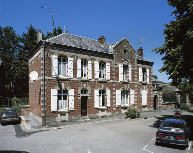 Vue du pavillon Ouest, abritant le logement de la directrice de l'école maternelle et de son adjointe.