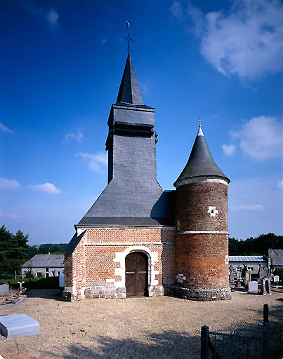 Vue de la façade occidentale avec la tour fortifiée, datant de la 2e moitié du 16e siècle (?).