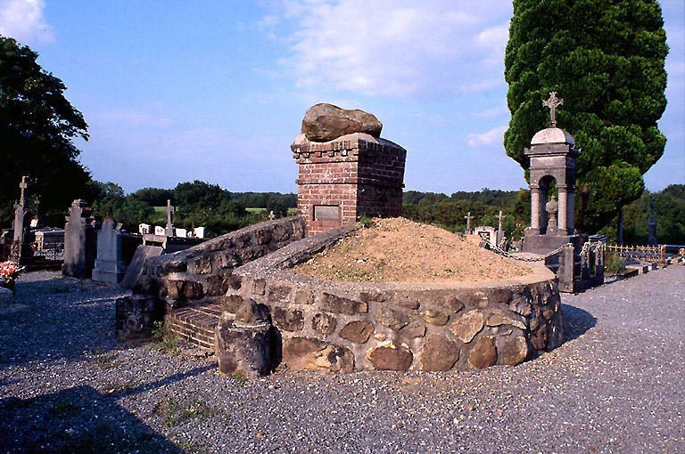 Vue de trois-quarts du tombeau en forme de tumulus, construit au centre du cimetière vers 1892
