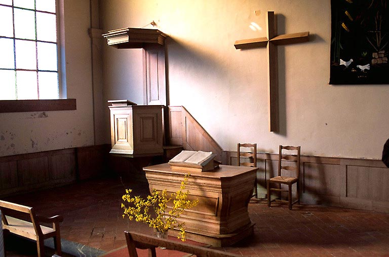 Vue de l'autel et de la chaire du temple protestant.
