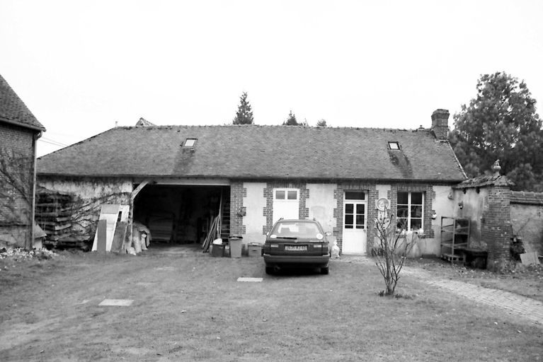 Anciennes remise et étable transformées en atelier de fabrication.