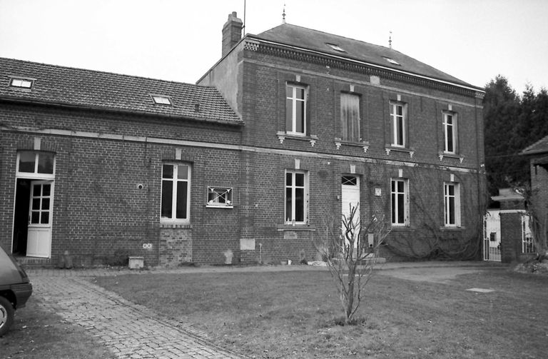 Logement patronal et remise.