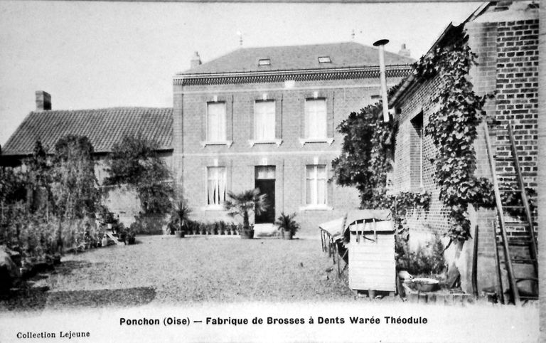 Vue d'ensemble sur cour de la brosserie Warée, vers 1910, carte postale (coll. part.).
