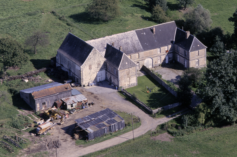 Fesmy-le-Sart, ancienne abbaye bénédictine Saint-Etienne puis ferme (étudiée), l'Abbaye, 23 rue de l'Abbaye. ; Vue aérienne nord-ouest des bâtiments subsistants de l'abbaye, aujourd'hui transformés en ferme.