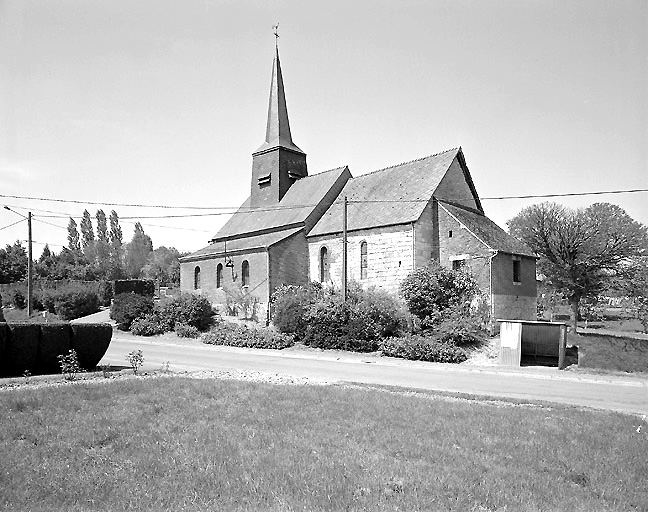 Vue, depuis le sud-est, de la nef avec la sacristie, 2e moitié du 19e siècle, le choeur en pierre de taille et moellon calcaire, 14e siècle (?) et le bas-côté sud en brique construit en 1878.