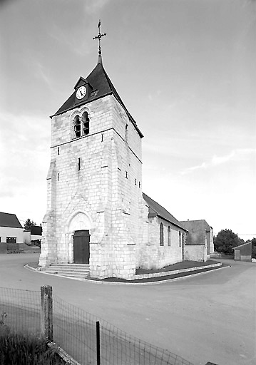 Vue de l'église depuis le sud-ouest : clocher-porche de la fin du 12e s ou du début du 13e s, nef remaniée au 17e s et 19e s.