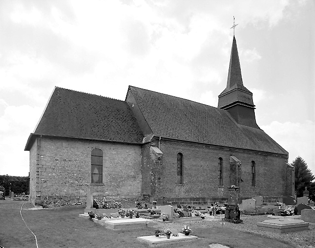 Vue, depuis le nord-est, de l'élévation nord de l'église : choeur en moellon calcaire du 13e siècle, nef en brique du 17e siècle (1688 ?).