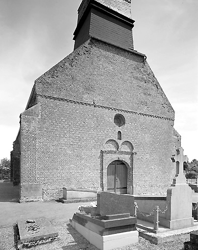 Vue de la façade occidentale portant la date 1688 en briques vernissées.