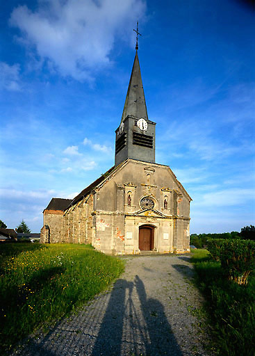 Vue, depuis le nord-ouest, de la façade occidentale surmontée du clocher, et de l'élévation nord de la nef.