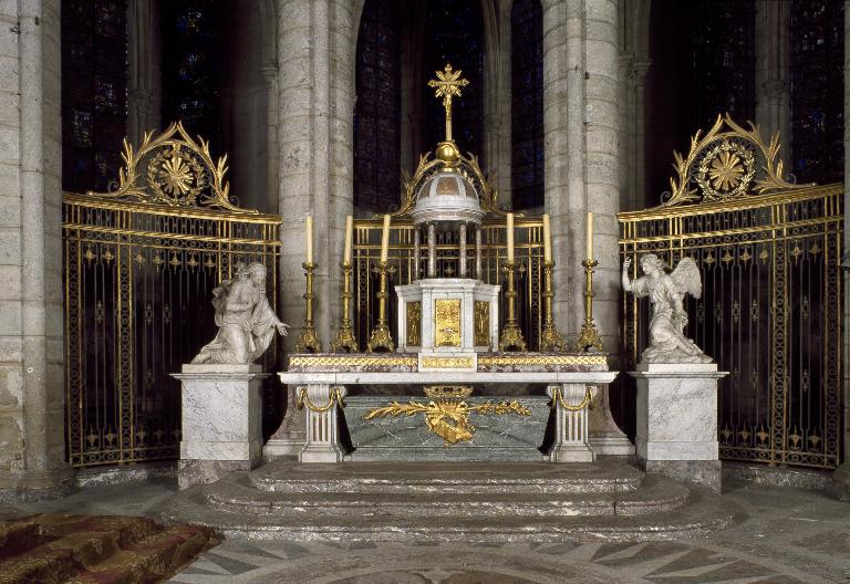 Vue générale du maître-autel. ; Vue des grilles qui ferment le fond du sanctuaire.