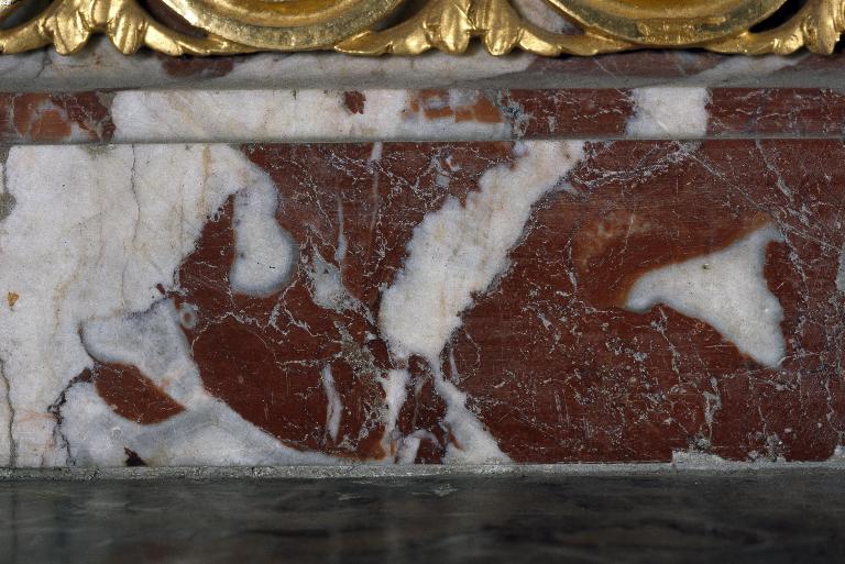 Détail du gradin d'autel en marbre de Rance. 
