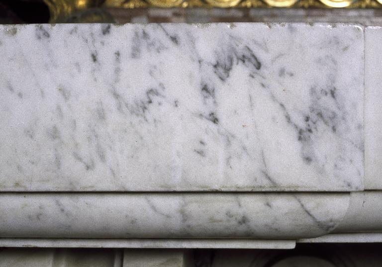 Détail de l'encadement en marbre blanc de la table d'autel.