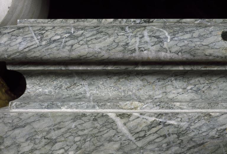 Détail du marbre de la face antérieure du tombeau de l'autel (Campan vert).