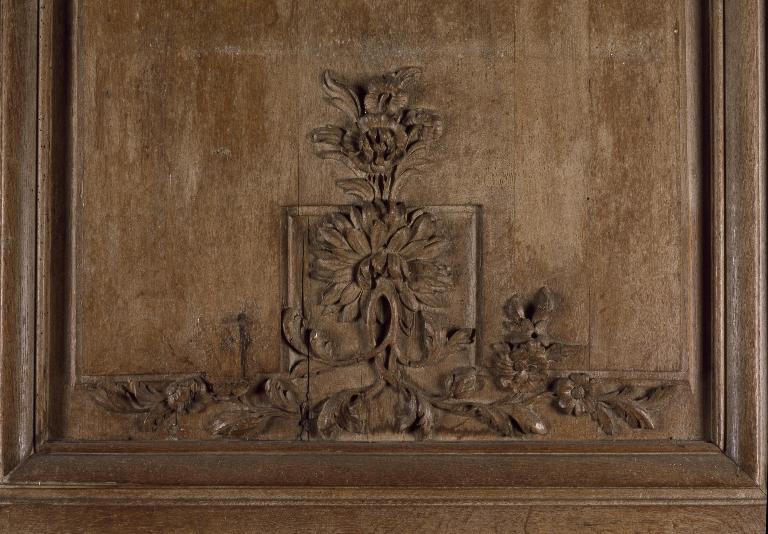 Détail du décor des lambris du mur nord.