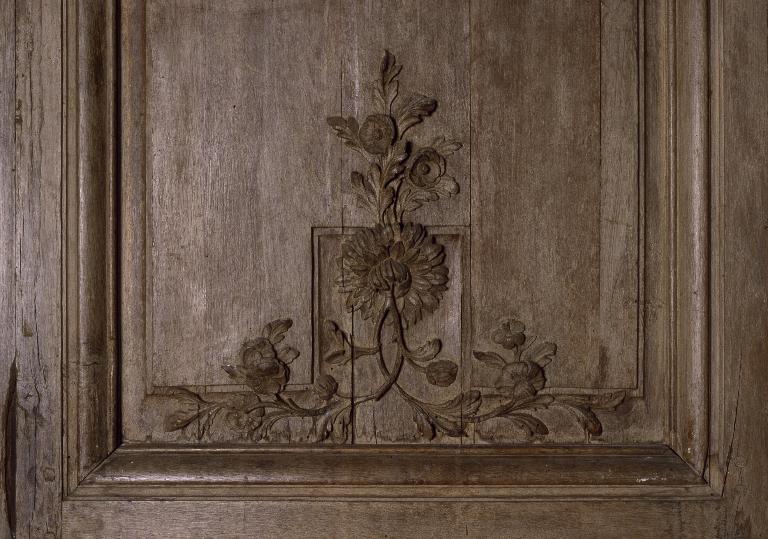 Détail du décor des lambris du mur nord.