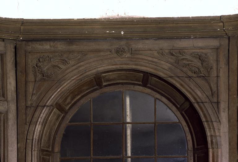 Détail du décor sculpté des lambris du mur oriental.