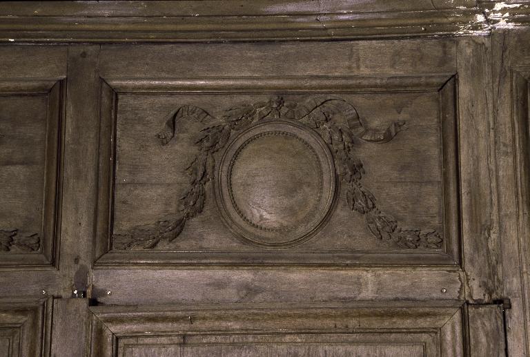 Détail du décor sculpté des lambris en chêne du mur nord.
