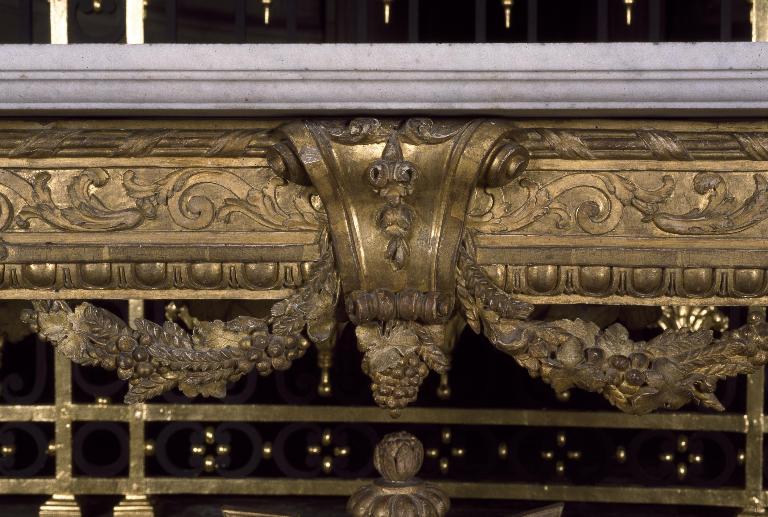 Détail d'une crédence : décor de la partie centrale de la ceinture.