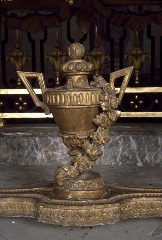 Détail d'une crédence : vase ornant l'entretoise.