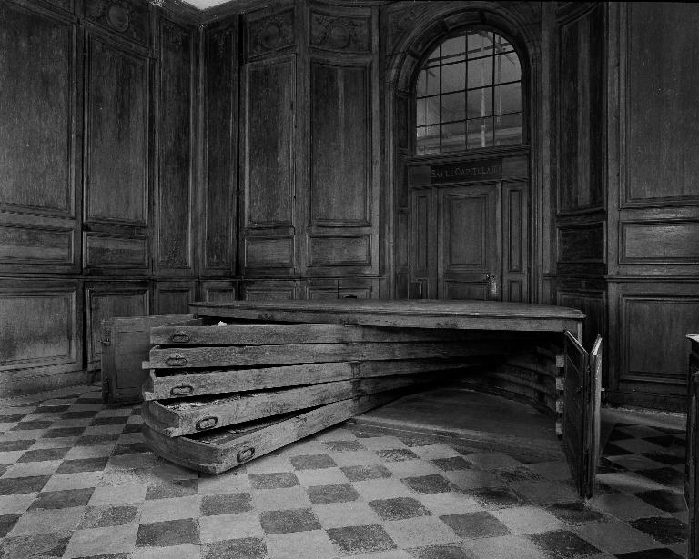 Vue du chapier avec les tiroirs ouverts.