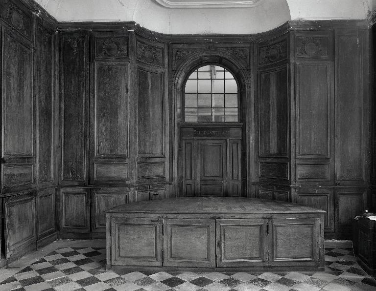 Vue du chapier, montrant son plateau parqueté. ; Vue de la partie orientale de la sacristie et de ses lambris.