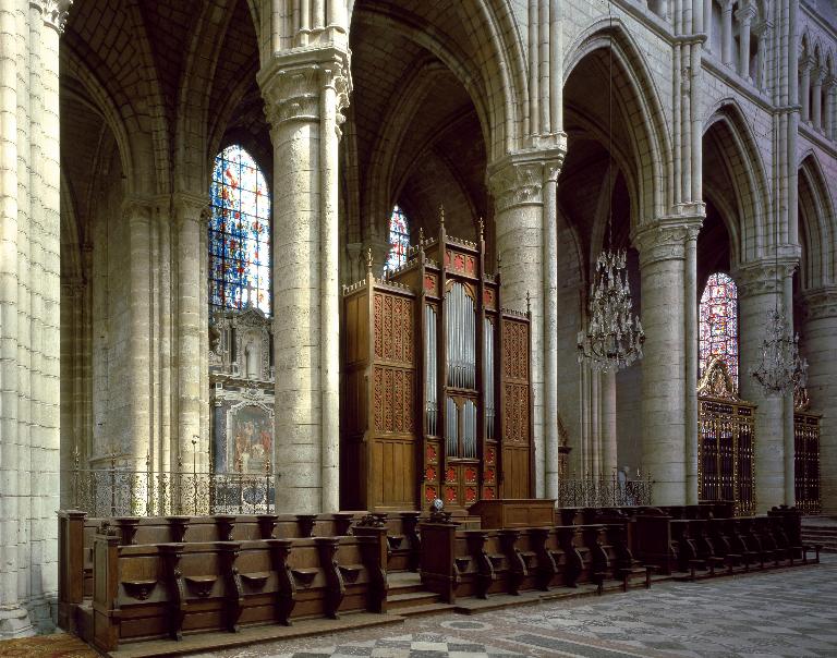 Vue des stalles qui longent le côté nord du chœur. ; Vue de l'orgue de chœur, dans son environnement.