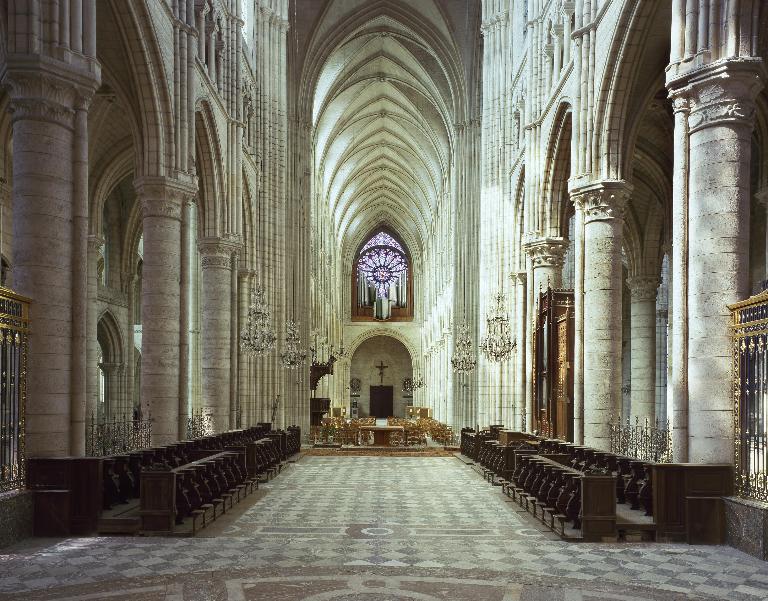 Vue du pavement du chœur. ; Vue générale des stalles. ; Vue de l'aménagement  du chœur en 2001.
