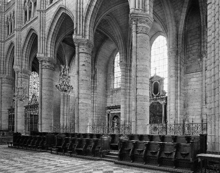 Vue des deux rangs de stalles qui longent le côté sud du chœur. ; Vue des grilles qui longent le côté sud du choeur.