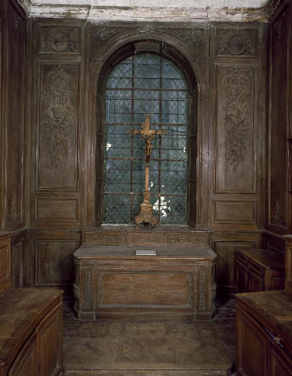 Vue générale de l'autel et de son environnement. ; Vue générale de l'autel et de son environnement.