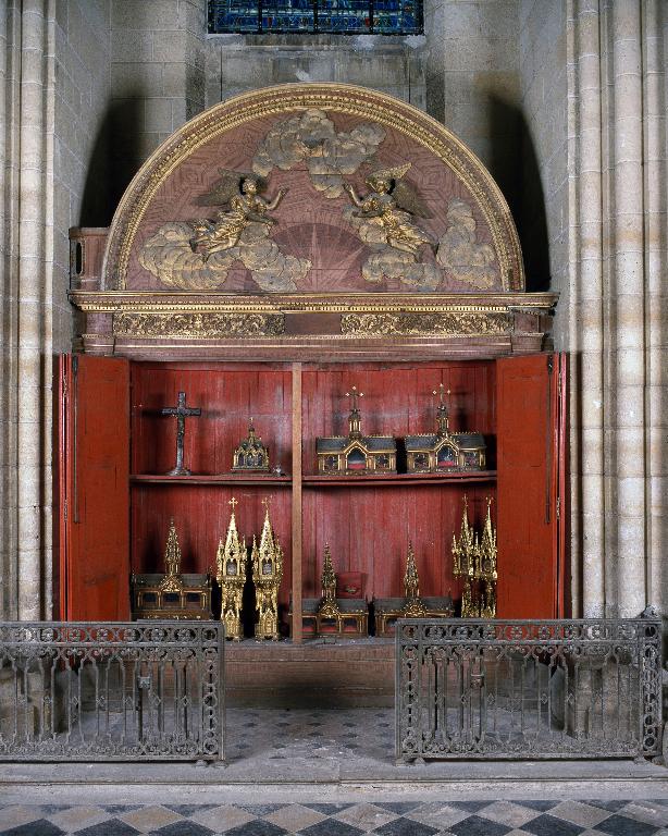 Vue de l'armoire ouverte.