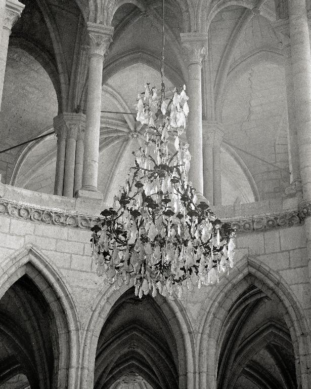 Bras sud du transept : vue générale du lustre.