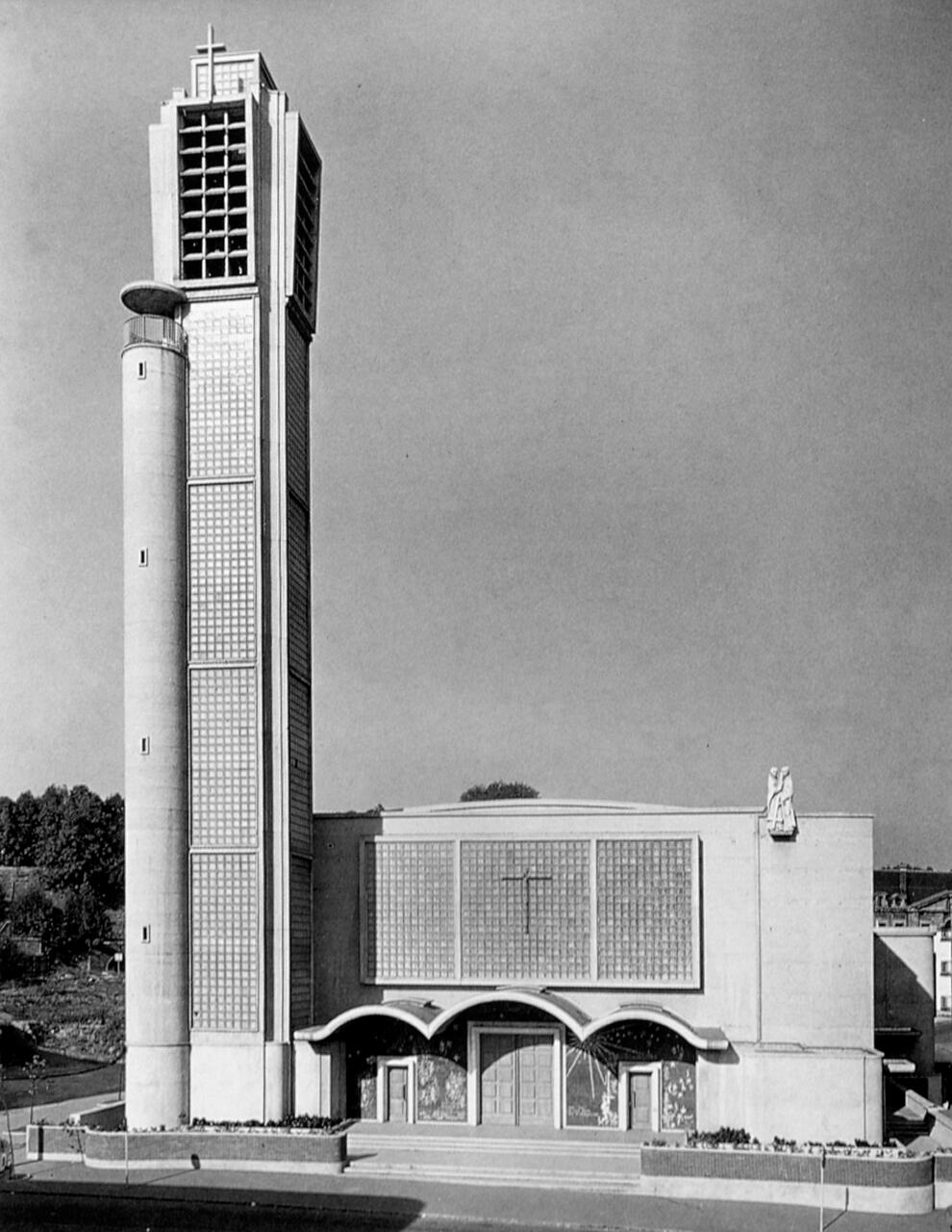 Vue générale de l'élévation antérieure. Photographie, [ca 1957-1958]. In JOLY, Pierre et Robert. L'architecte André Lurçat. Paris : Picard, 1995, p.196.