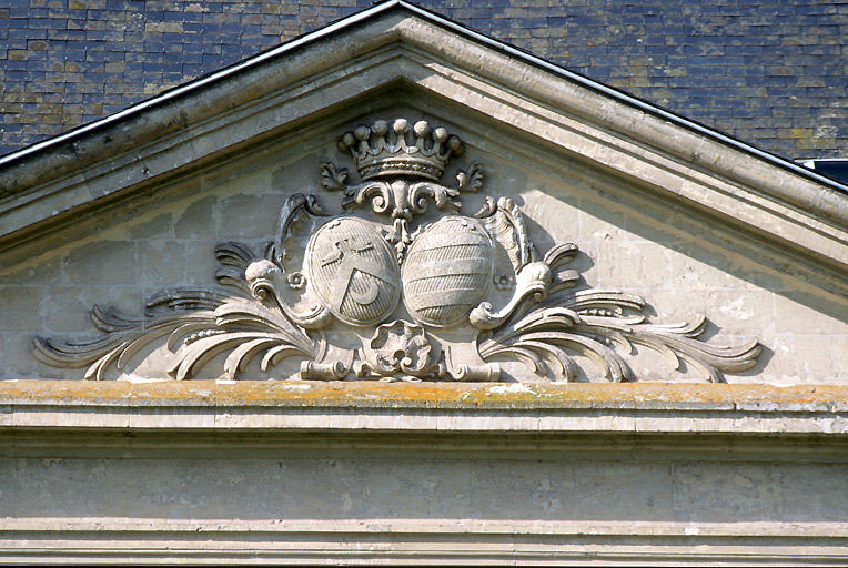 Armoiries sculptées au fronton de la façade postérieure : armes de Monclin et d'Aquin.