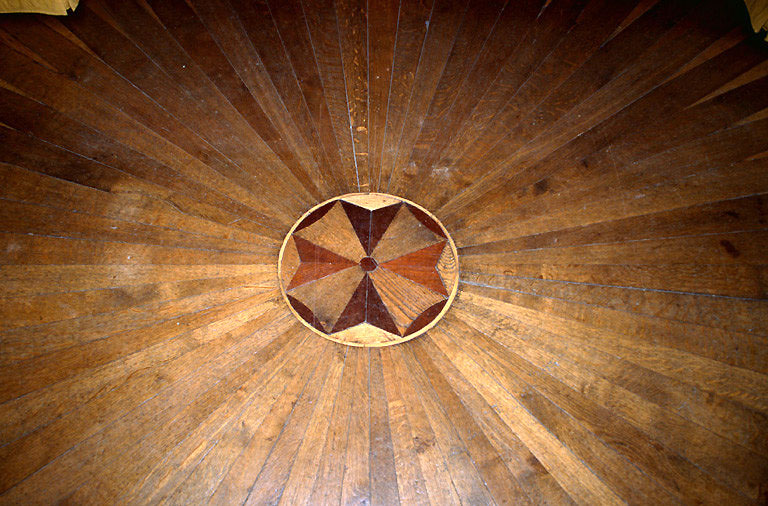 Décor en marquetterie sur le plancher du salon.