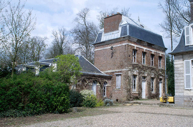 Communs en brique, au nord du château.