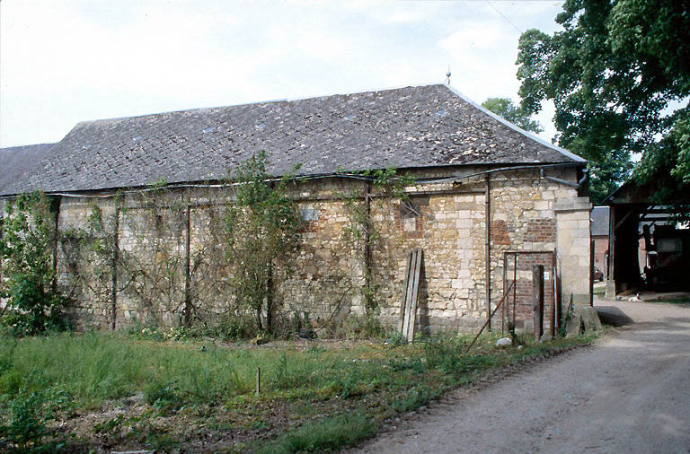 Ferme du château : les écuries à l'entrée.
