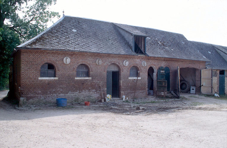 Ferme du château : les écuries à l'entrée.
