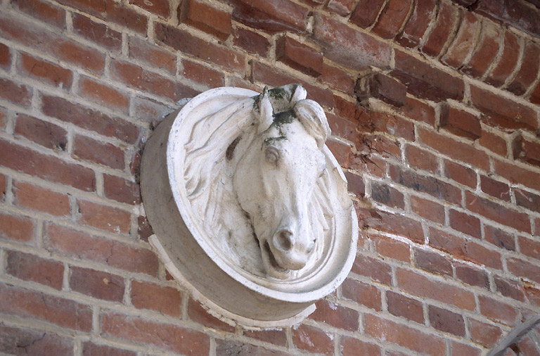 Ferme du château. Détail des écuries : médaillon avec tête de cheval.