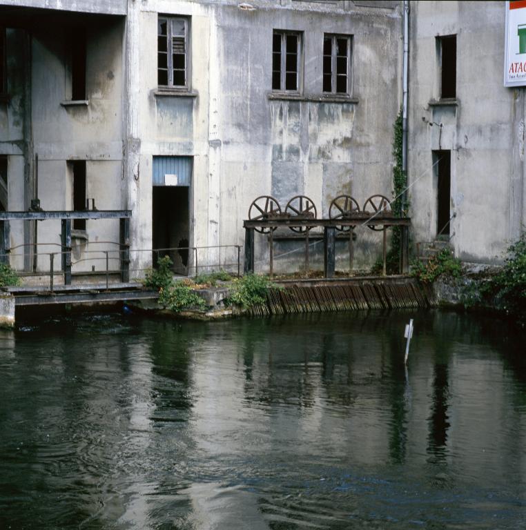 Vannage ouvrier de l’ancienne grande roue hydraulique et du musoir en éperon du côté sud.